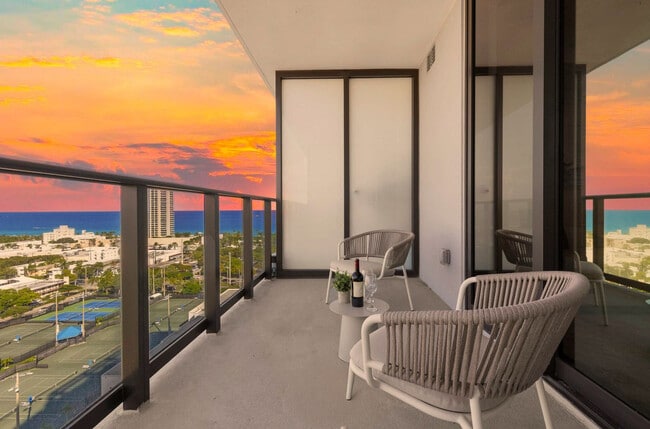 Foto del edificio - 7144 Byron Ave