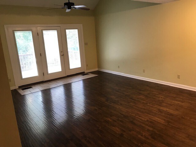 Building Photo - Maryville 37803 - 3 bedroom condo with bon...
