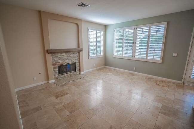 Building Photo - Stunning 5-Bedroom Home with Community Poo...