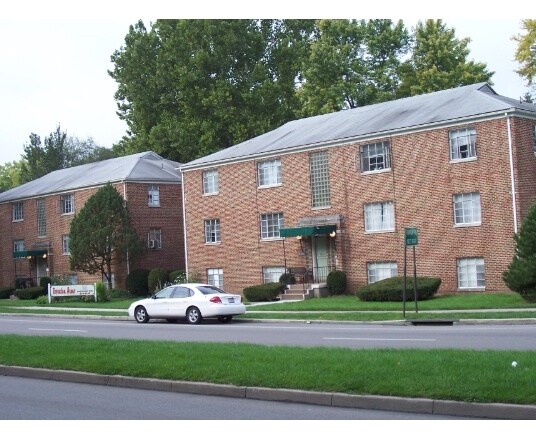 Building Photo - 2323 Riverside Dr