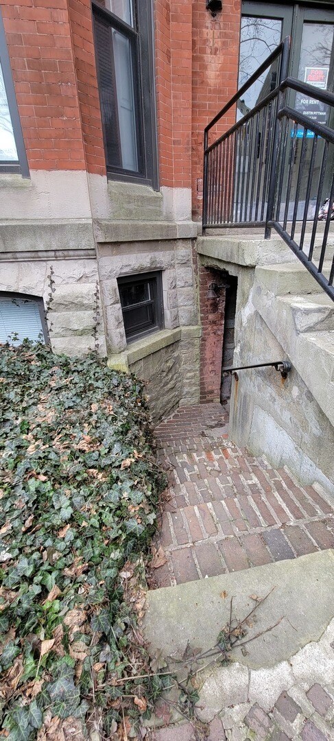 Building Photo - 633 W Fullerton Pkwy