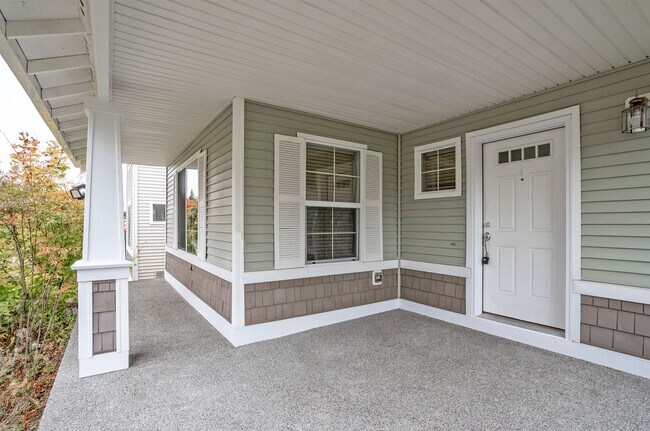 Building Photo - Beautiful Bright and Light 3 Bedroom