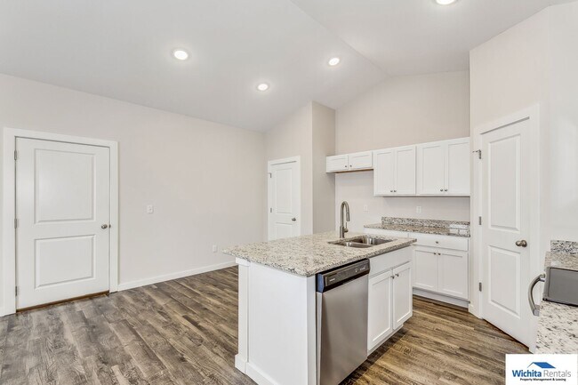 Foto del edificio - **Coming soon in May** Newer 3 bedroom 2 bath Duplex in Goddard