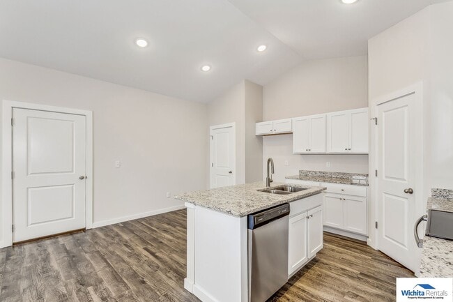 Building Photo - Newer 3 bedroom 2 bath Duplex in Goddard