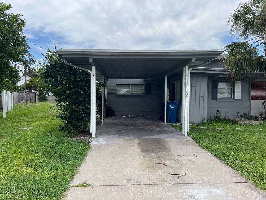 Primary Photo - 2 bed room one bath duplex