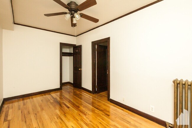 Building Photo - 846 W Montrose Ave