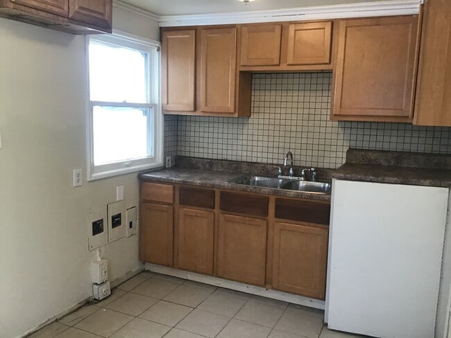 Building Photo - 2 bedroom single family home with detached garage