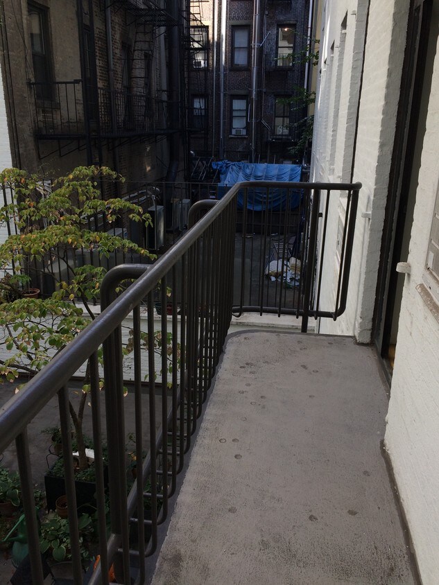 Foto principal - 224 E 12th St