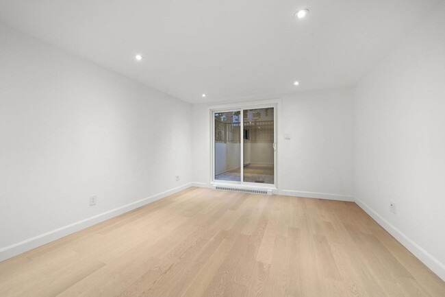 Building Photo - 4350 Av Wilson