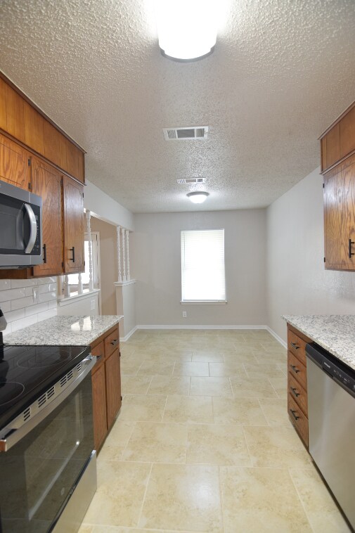 Building Photo - 2801 Bermuda Dr