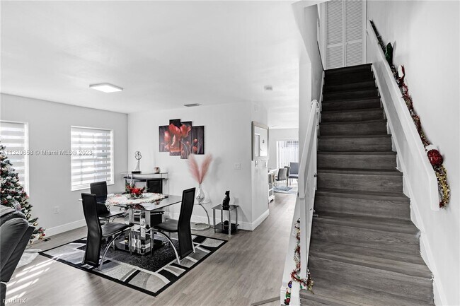 Building Photo - 3 br, 2.5 bath Townhome - Sunset Harbour
