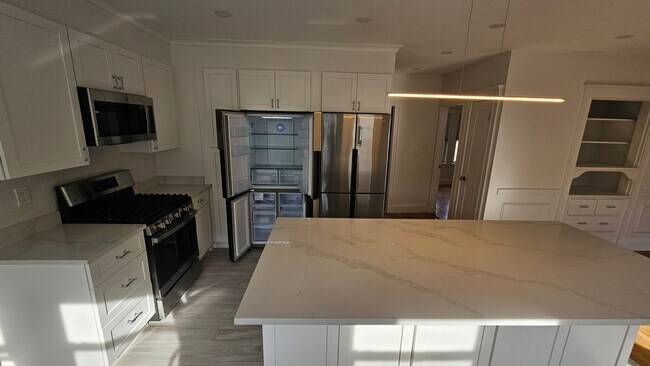 Foto del edificio - Must see! BRAND NEW RENOVATION! In-Unit La...