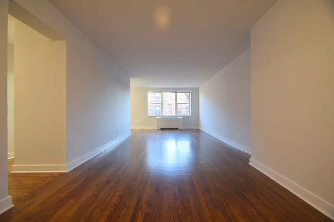 Building Photo - Pelham Pkwy