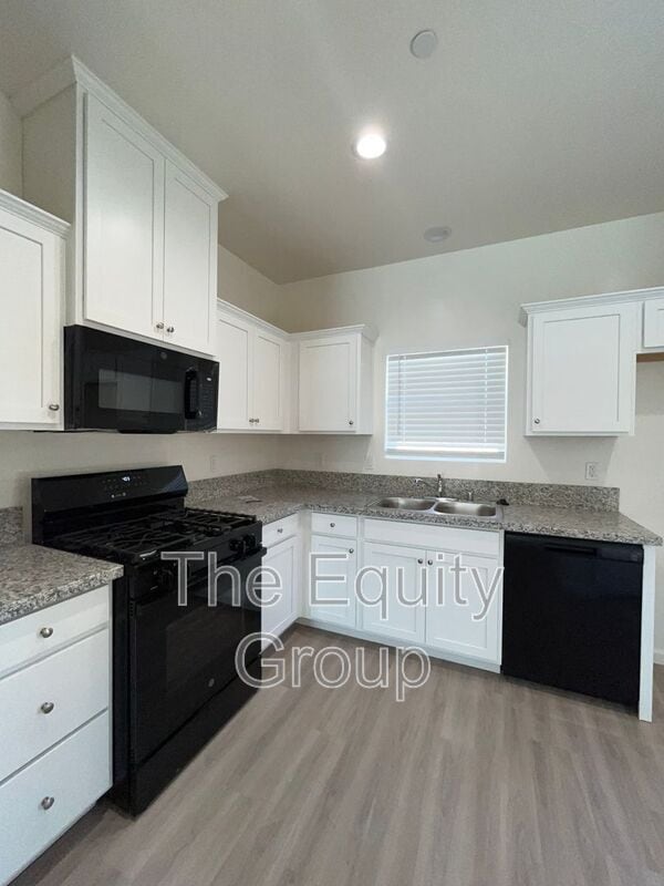 Building Photo - 4116 E Kaweah Ave
