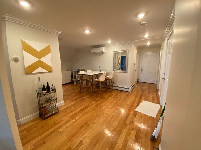 Building Photo - Nice 2 bed in Somerville