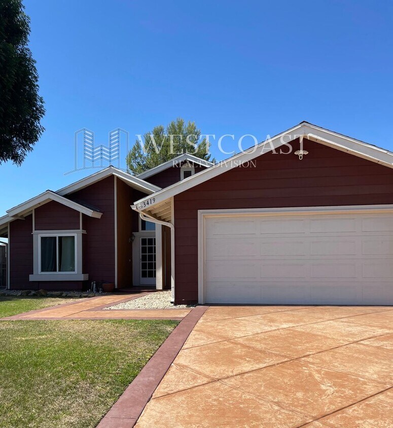 Foto principal - ***REDUCED RENT***Charming 4-Bedroom Home ...