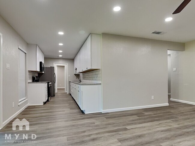 Building Photo - 901 Stonybrook Dr