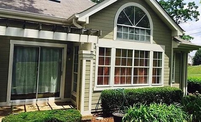 Building Photo - 2 Bedroom Condo in Beautiful Location