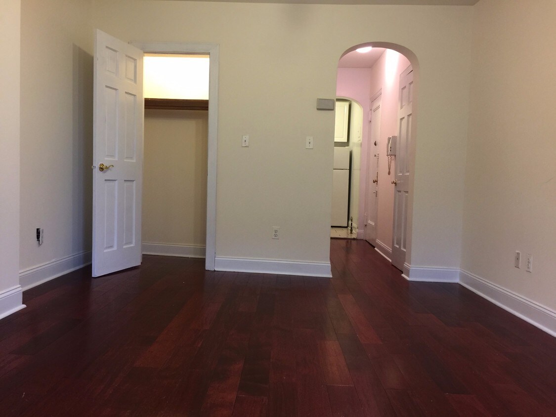 Primary Photo - 146 W 10th St