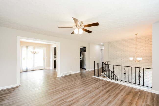 Building Photo - Charming 3 Bedroom Home