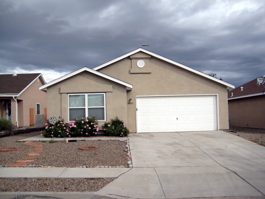 Beautiful 4 Bedroom Home - Beautiful  4 Bedroom Home