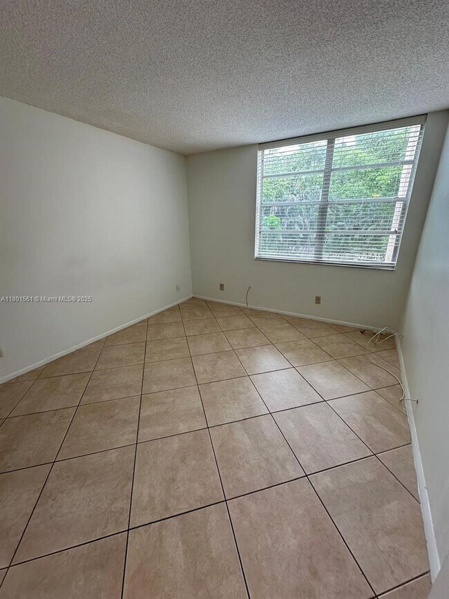 Foto del edificio - 9410 Live Oak Pl