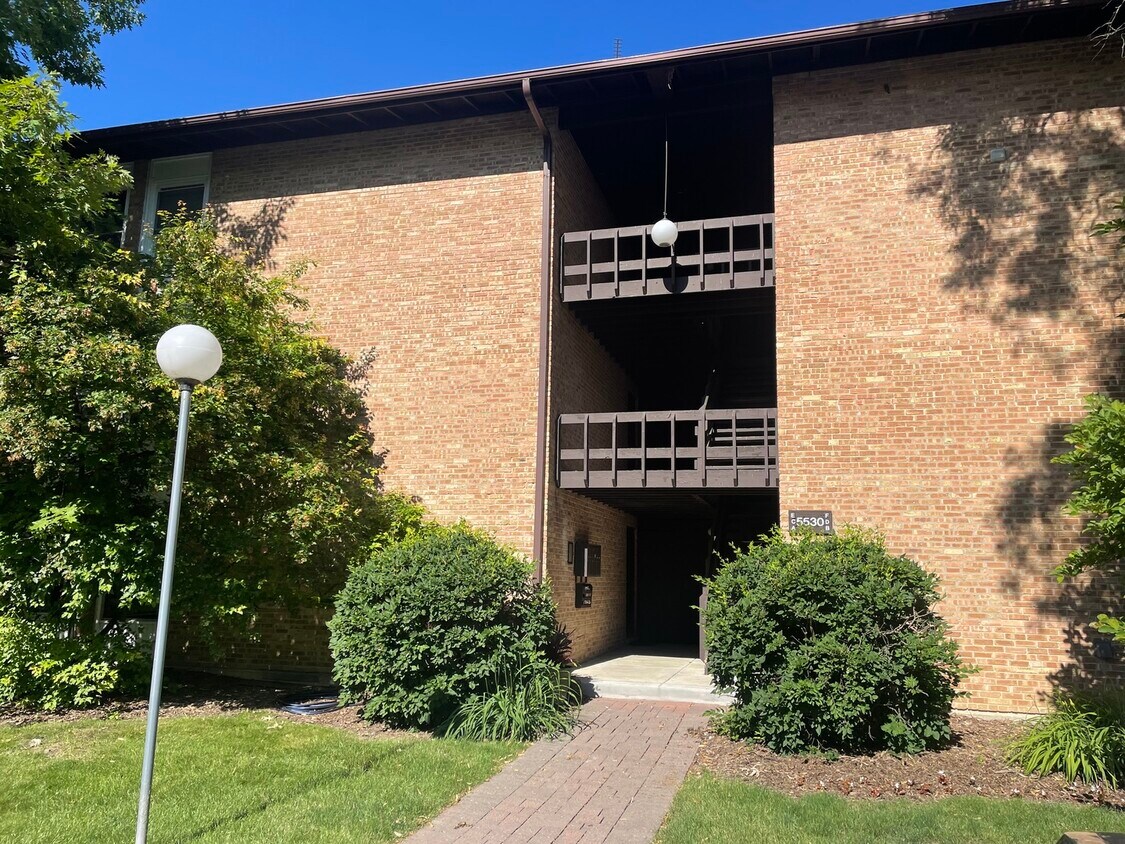 5530 E Lake Dr Unit A, Lisle, IL 60532 Condo for Rent in Lisle, IL