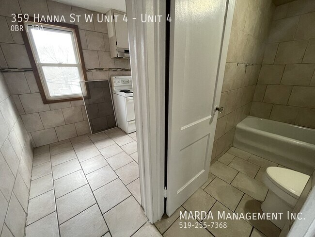Photo du bâtiment - COZY BACHELOR IN 4-PLEX - DOWNTOWN PLUS HYDRO & GAS