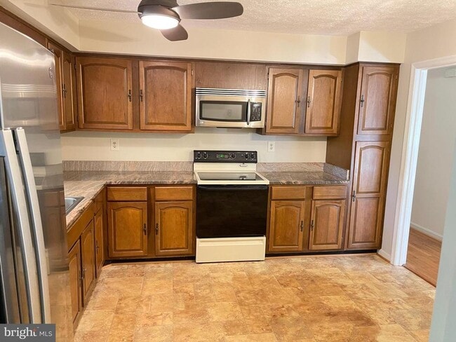 Building Photo - 4185 Waterway Dr