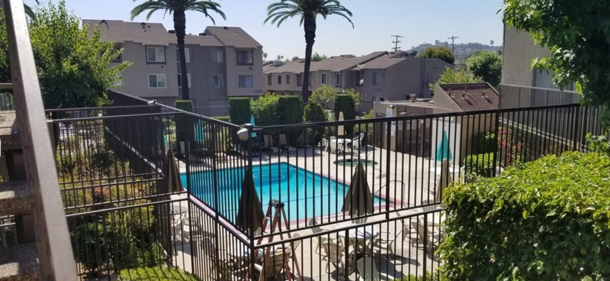 Pool + hot tub - 5484 Dobbs St