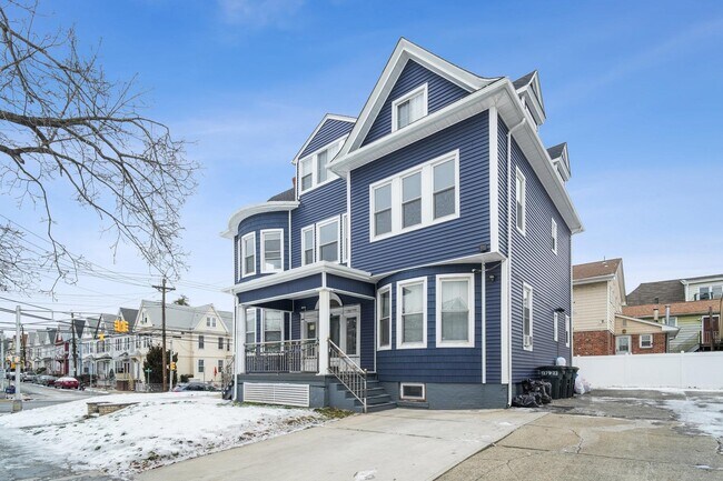 Building Photo - 141 W 33rd St