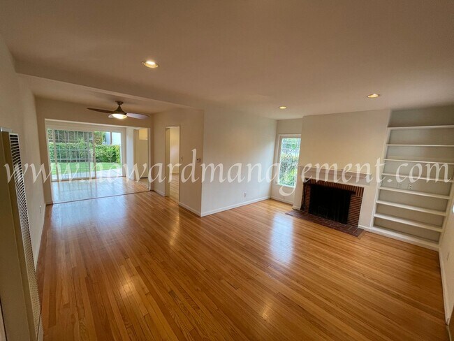 Foto del edificio - Beautiful Home On Corner Lot With Large Ba...