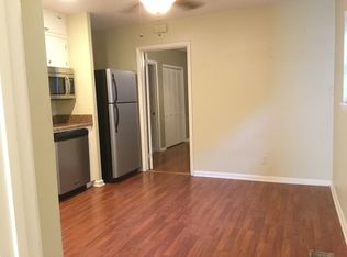 Suelos de madera en toda la casa. - 1512 S Louisiana St
