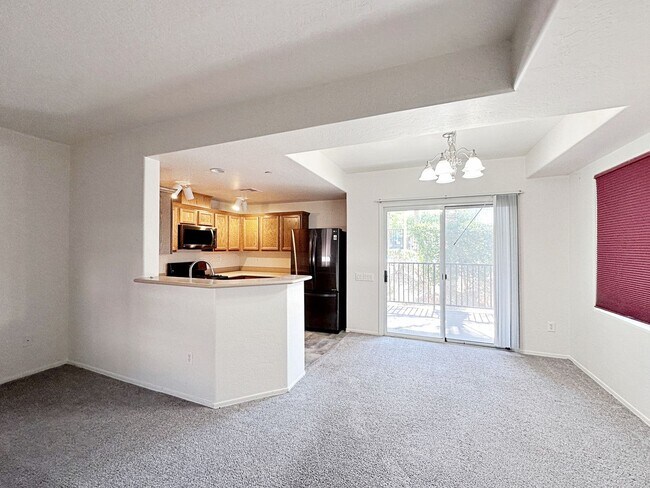 Foto del edificio - 1 BEDROOM DOWNSTAIRS CONDO IN GATED COMMUNITY 1 CAR GARAGE