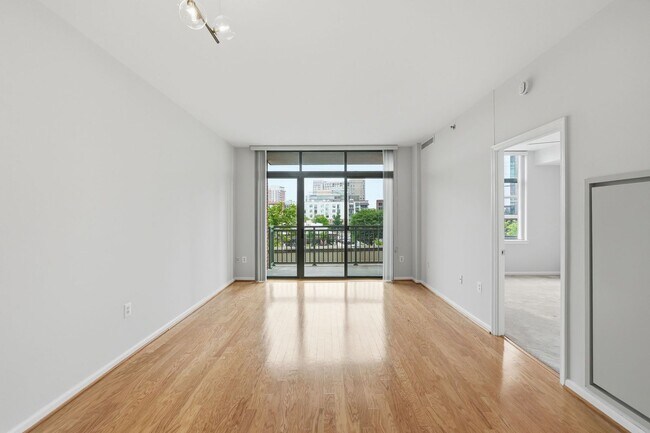 Foto del edificio - Bright & Renovated Condo with Pool, Gym & Parking!