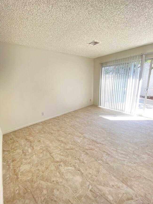 Foto del edificio - 3 bed, 2 1/2 bath two story townhome in Th...