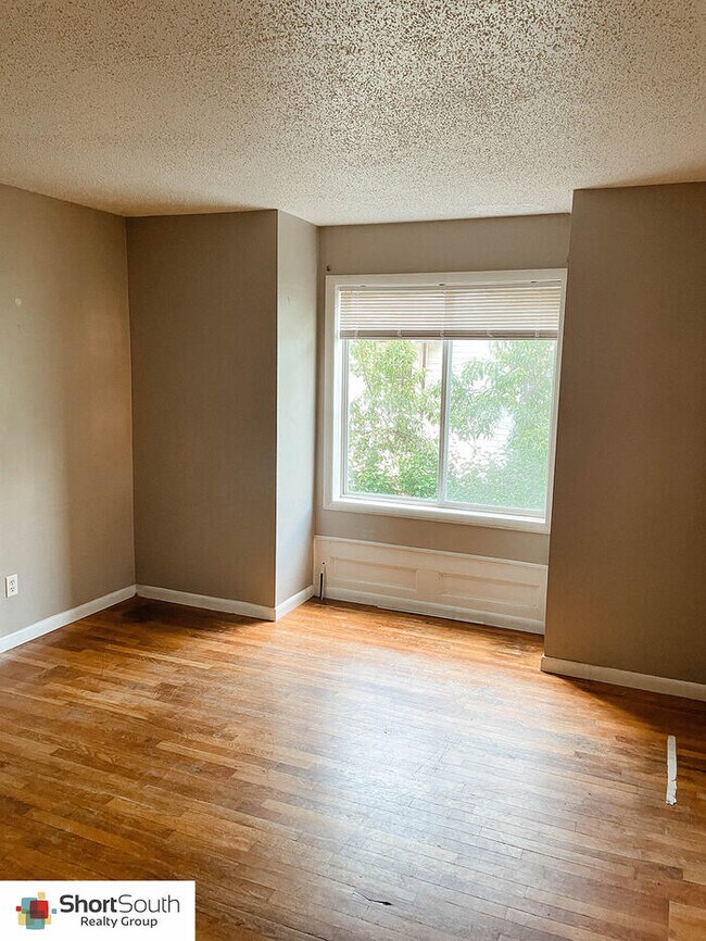 Building Photo - 5 Bed 3 Bath w/4 Stall Garage off Alpine A...