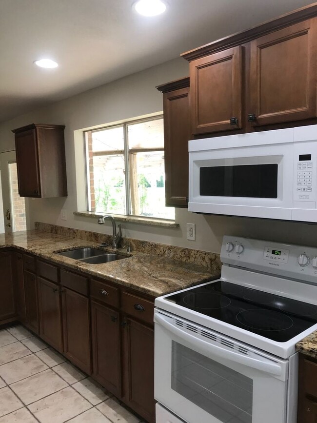 Building Photo - 3 Bedroom / 2 Bath