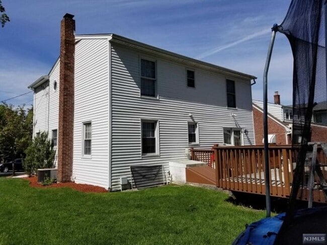 Building Photo - 13 Crest Dr N
