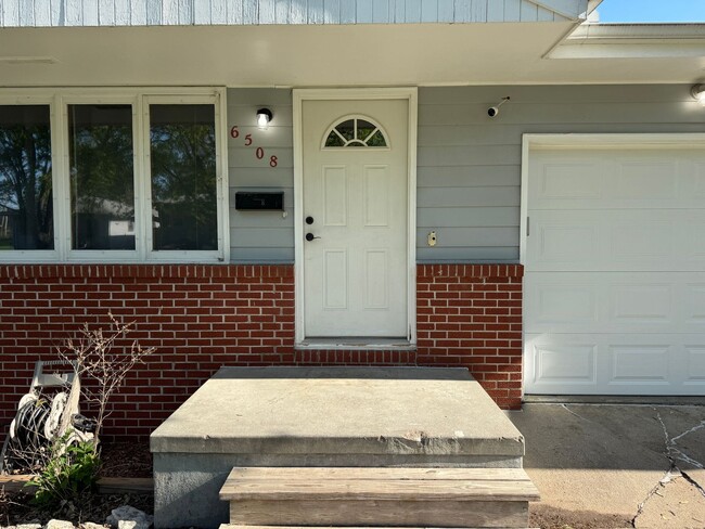 Building Photo - Charming Midtown 3BR Near Benson & UNO for...