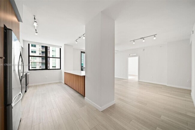 Foto del edificio - 555 NE 8th St