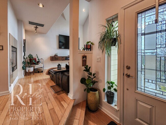 Foto del edificio - Light-Filled View Home with Vaulted Ceilings & Warm Wood Finishes