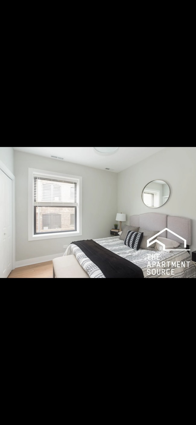 Building Photo - 4406 N Seeley Ave