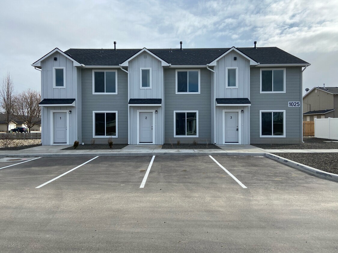 Primary Photo - 1025 E Iowa Ave
