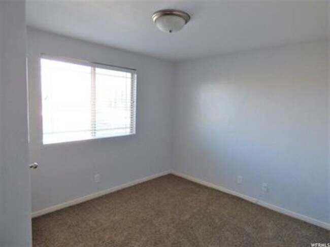 Building Photo - 999 Village River Ln
