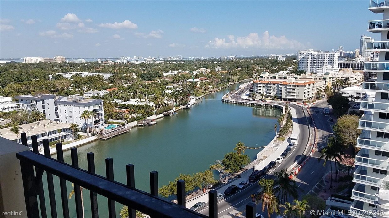 Primary Photo - 2400 Collins Ave