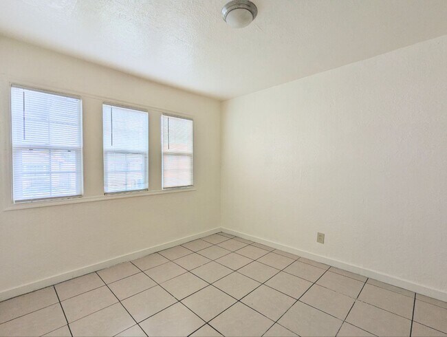 Building Photo - 1768 Auseon Ave