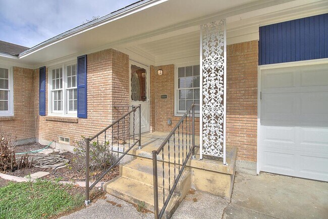 Building Photo - 4021 Markins Dr