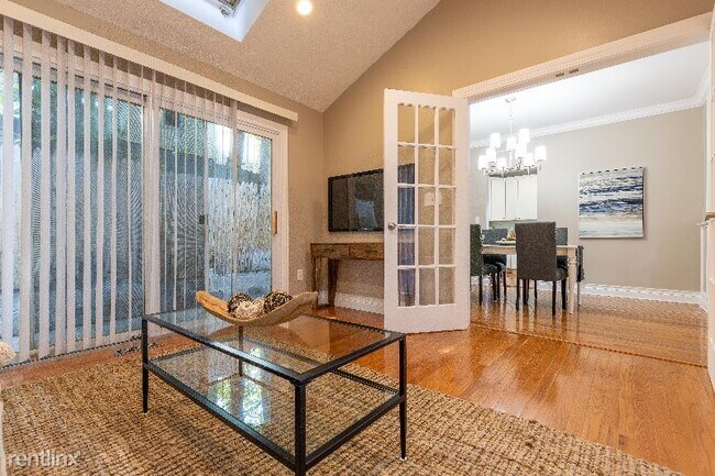 Building Photo - 4 br, 2 bath House - 63 E Albion St