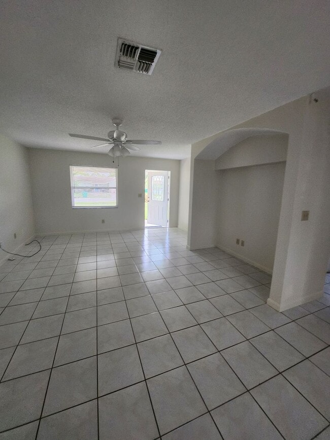 Foto del edificio - SO CUTE 3 BEDROOM HOME 2 BATH WITH ONE CAR...